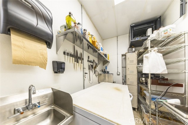 341 N Victory Boulevard, Burbank CA: https://media.crmls.org/medias/ea5d0c44-09fe-4dae-8323-8004f41869d8.jpg