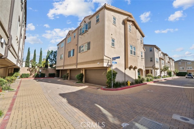 Detail Gallery Image 3 of 47 For 7214 N Chestnut, Van Nuys,  CA 91405 - 2 Beds | 3 Baths