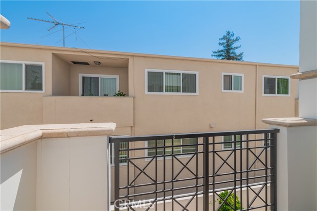 288 S Oakland Ave, Pasadena CA: https://media.crmls.org/medias/ea6c2d60-649b-4be8-9e12-e684392b8aa3.jpg