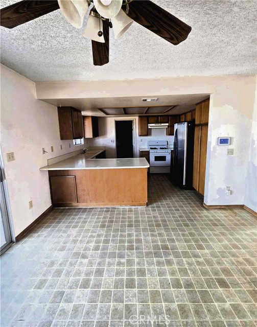 Detail Gallery Image 7 of 21 For 22684 Powhatan, Apple Valley,  CA 92308 - 3 Beds | 2 Baths