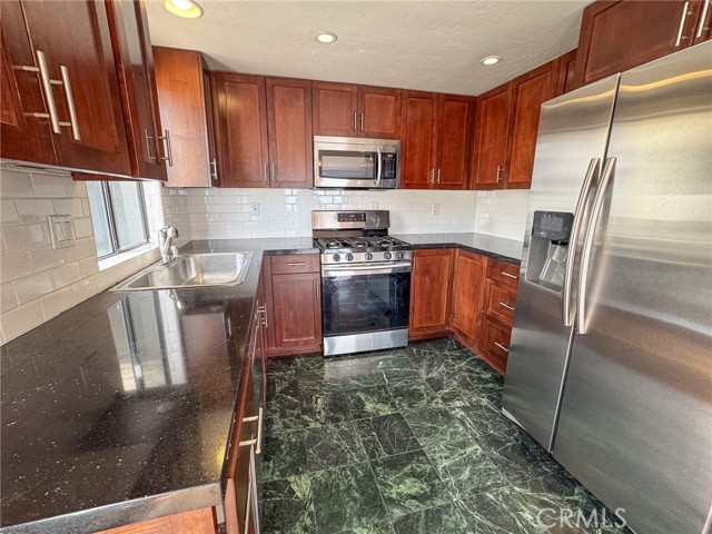 Detail Gallery Image 10 of 29 For 665 W 24th St #208,  San Pedro,  CA 90731 - 2 Beds | 2 Baths