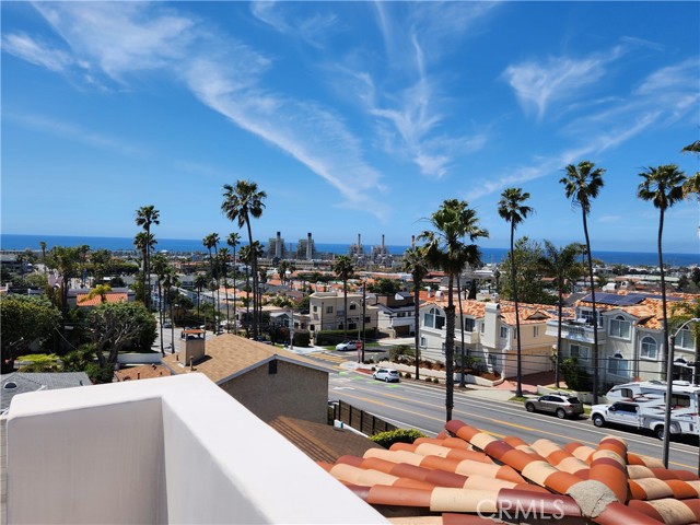 Detail Gallery Image 14 of 57 For 627 N Lucia Ave #B,  Redondo Beach,  CA 90277 - 4 Beds | 3/1 Baths