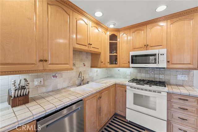 Detail Gallery Image 6 of 30 For 4745 La Villa Marina #J,  Marina Del Rey,  CA 90292 - 2 Beds | 2/1 Baths