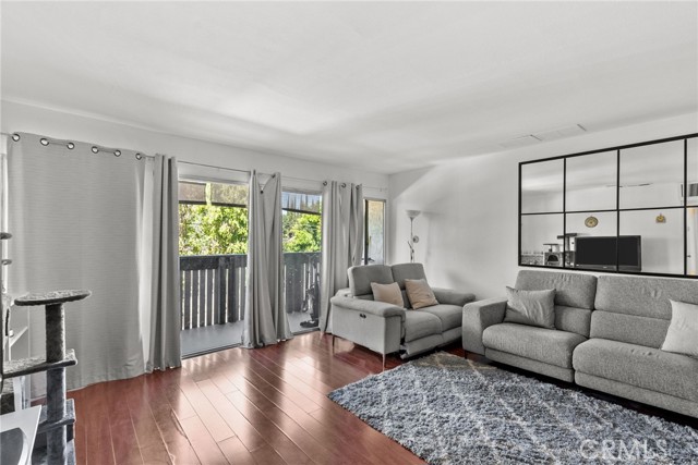 Detail Gallery Image 8 of 19 For 8601 International Ave #130,  Canoga Park,  CA 91304 - 2 Beds | 2 Baths