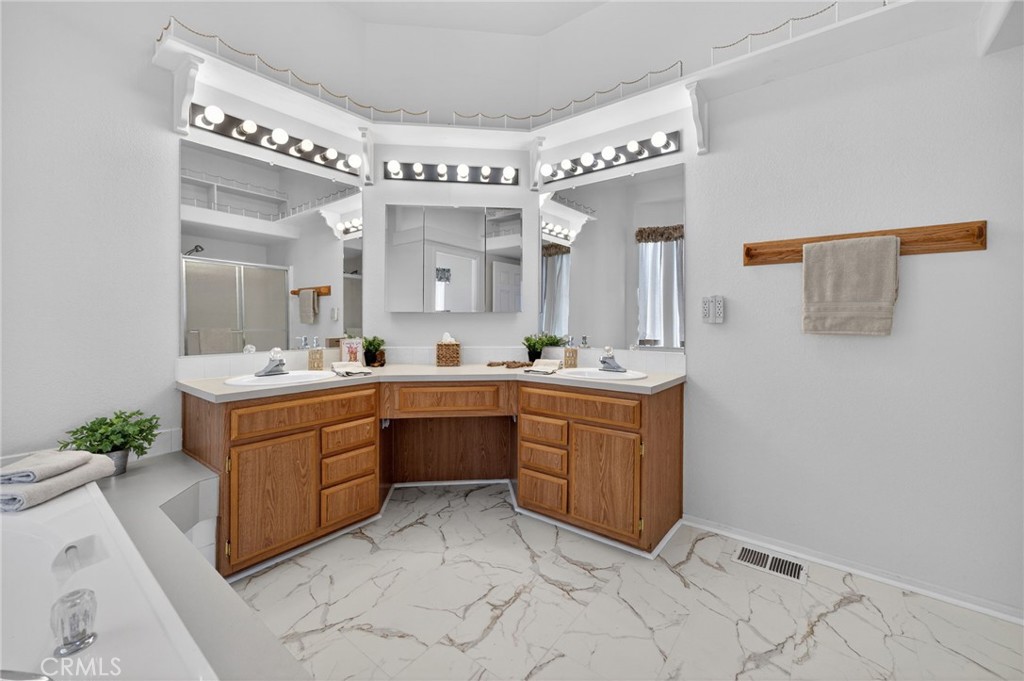 https://media.crmls.org/medias/ea7d1ddc-75ec-4efa-83f6-522a35803c56.jpg?preset=X-Large