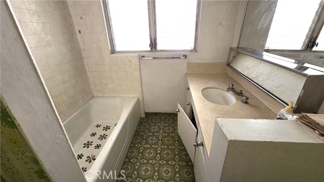 Detail Gallery Image 14 of 17 For 2463 Las Positas Rd, Glendale,  CA 91208 - 3 Beds | 2 Baths