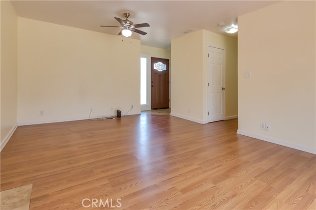 633 Elaine Avenue, Oceanside CA: https://media.crmls.org/medias/ea8371c4-5670-43ba-9211-92c47d5fff99.jpg