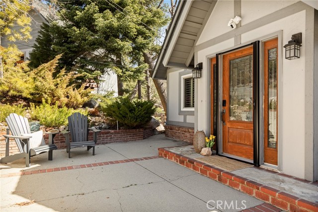 Detail Gallery Image 4 of 45 For 915 Trinity, Lake Arrowhead,  CA 92352 - 5 Beds | 3/1 Baths