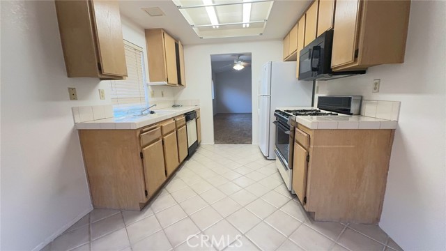 Detail Gallery Image 8 of 13 For 28051 Calle Casera, Menifee,  CA 92585 - 2 Beds | 2 Baths
