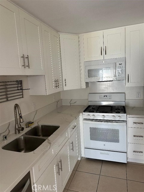 10475 Newhome Avenue, Sunland CA: https://media.crmls.org/medias/ea87d2c9-5448-450f-85d5-817b9bc58121.jpg
