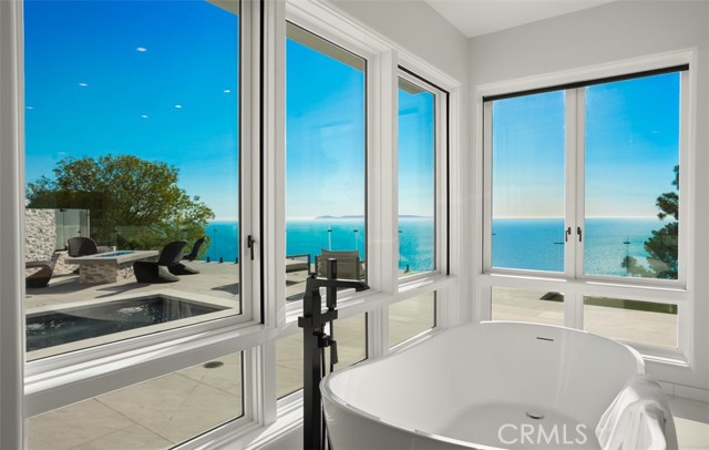 31 N Vista De Catalina, Laguna Beach CA: https://media.crmls.org/medias/ea8935c2-0af0-4a86-a452-cda6420db152.jpg