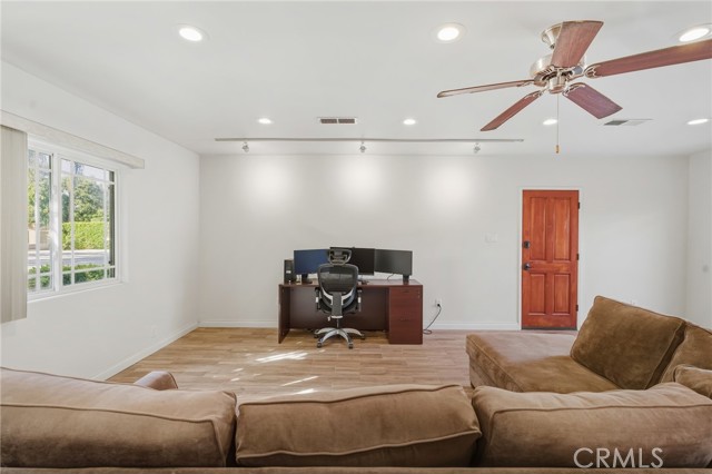 Detail Gallery Image 7 of 31 For 22639 Calvert St #F,  Woodland Hills,  CA 91367 - 1 Beds | 1 Baths