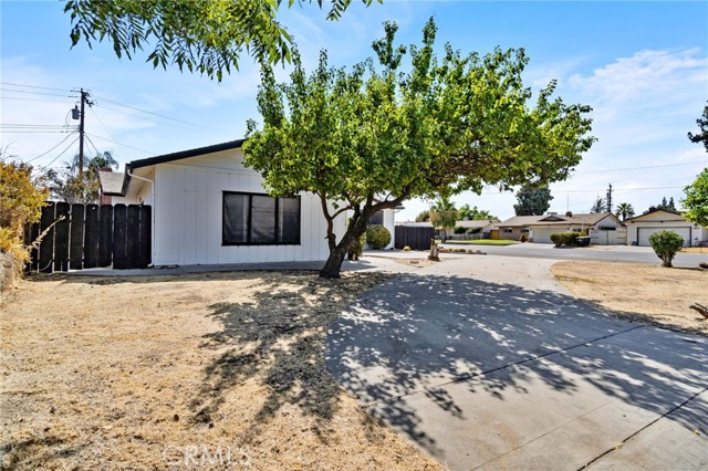 Detail Gallery Image 3 of 39 For 2738 S Fairway Ct, Visalia,  CA 93277 - 3 Beds | 2/1 Baths