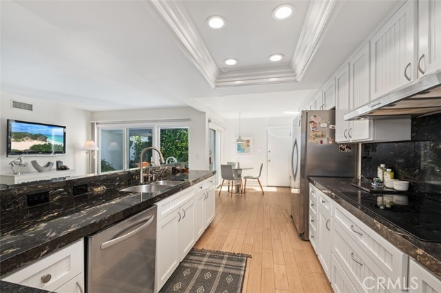 Detail Gallery Image 18 of 28 For 10 Rue Grand Vallee, Newport Beach,  CA 92660 - 2 Beds | 2 Baths