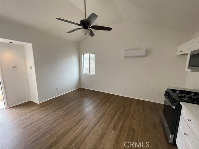 25141 Silent Creek Road, Moreno Valley CA: https://media.crmls.org/medias/ea8ab110-89f9-402e-807f-b23cb7000cb8.jpg