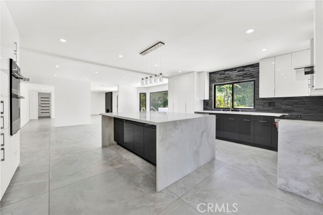 20101 Greenbriar Drive, Tarzana CA: https://media.crmls.org/medias/ea8b9e0d-ee7c-46f9-b5c2-a747c474d6b2.jpg