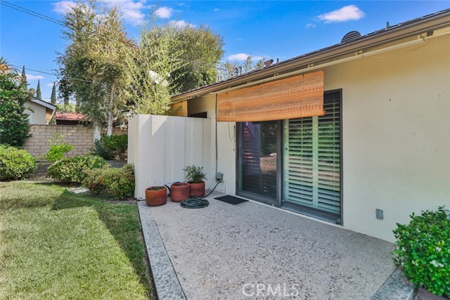 9845 Encino Avenue, Northridge CA: https://media.crmls.org/medias/ea8e75c4-2a49-4d3a-b86f-707b6887ca88.jpg
