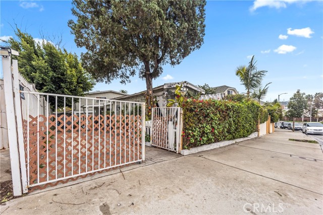 2424 West Boulevard, Los Angeles CA: https://media.crmls.org/medias/ea904aad-30f0-4443-9359-1af1eb8f79ed.jpg