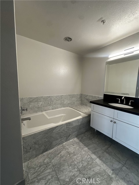 Detail Gallery Image 14 of 21 For 6038 Carlton Way #207,  Los Angeles,  CA 90028 - 2 Beds | 3 Baths