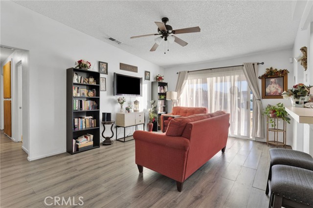 Detail Gallery Image 8 of 40 For 13167 Olathe Rd, Apple Valley,  CA 92308 - 4 Beds | 2 Baths