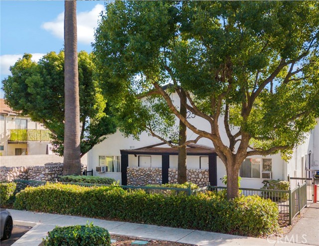 1425 W Stoneridge Court, Ontario CA: https://media.crmls.org/medias/ea92f314-b509-4a5b-9fca-90766cd7a4c8.jpg