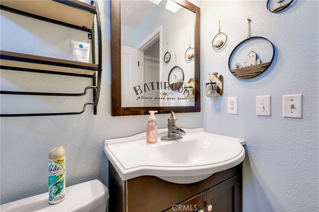 Guest bathroom.
