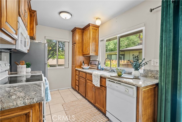 Detail Gallery Image 13 of 38 For 19504 Avenue of the Oaks #C,  Newhall,  CA 91321 - 2 Beds | 2 Baths