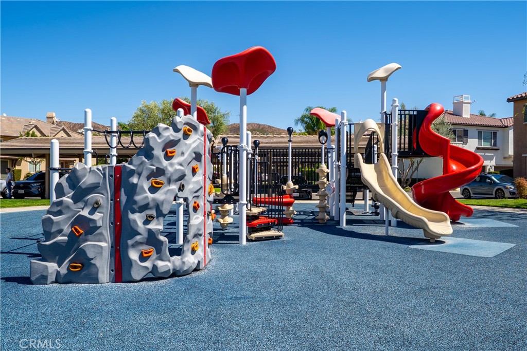 https://media.crmls.org/medias/ea9f0525-e79f-411c-a767-e2ea7e70561d.jpg?preset=X-Large