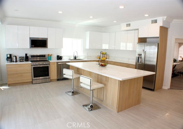 Detail Gallery Image 6 of 26 For 5514 Sylvia Ave, Tarzana,  CA 91356 - 5 Beds | 5 Baths