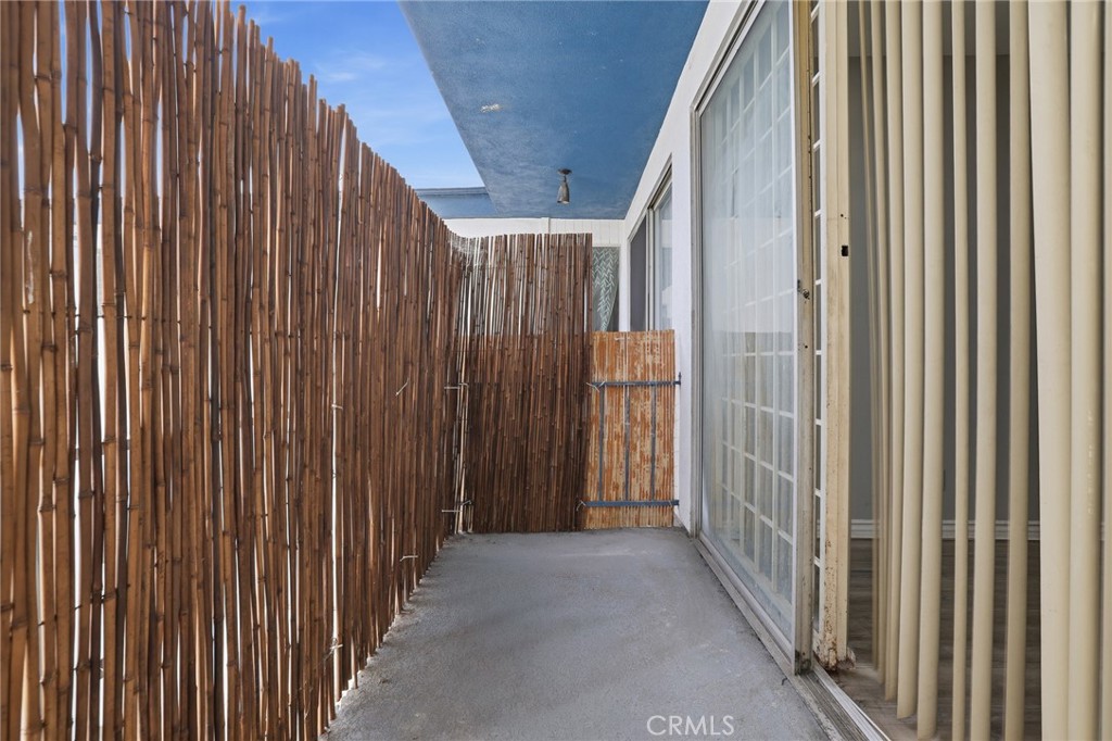 https://media.crmls.org/medias/eaa15076-d859-4985-ada2-9a308b83f185.jpg?preset=X-Large