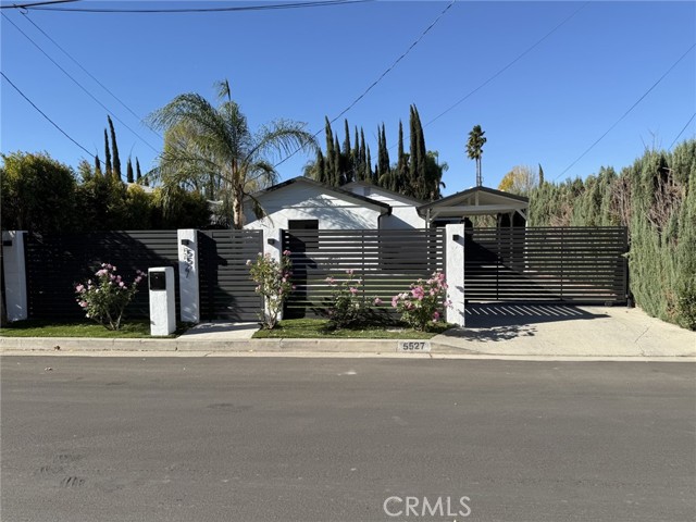 Detail Gallery Image 1 of 32 For 5527 Beckford Ave, Tarzana,  CA 91356 - 4 Beds | 3 Baths