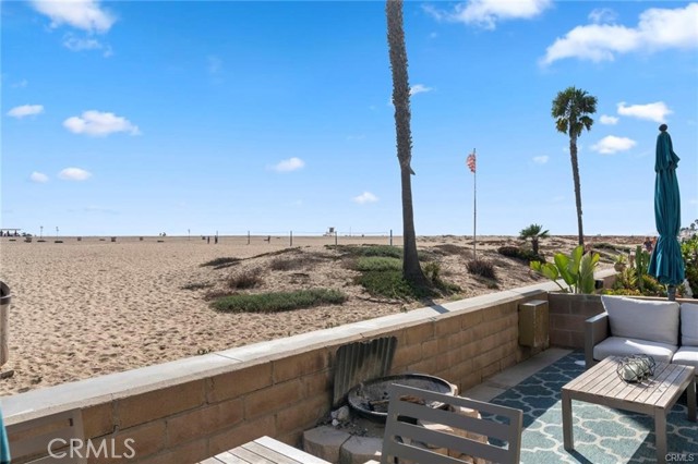 Detail Gallery Image 2 of 31 For 418 #a E Oceanfront, Newport Beach,  CA 92661 - 3 Beds | 2 Baths