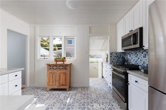 425 Monterey Drive, Laguna Beach CA: https://media.crmls.org/medias/eaa7547a-8683-4b82-93b8-e95cba8e7acf.jpg