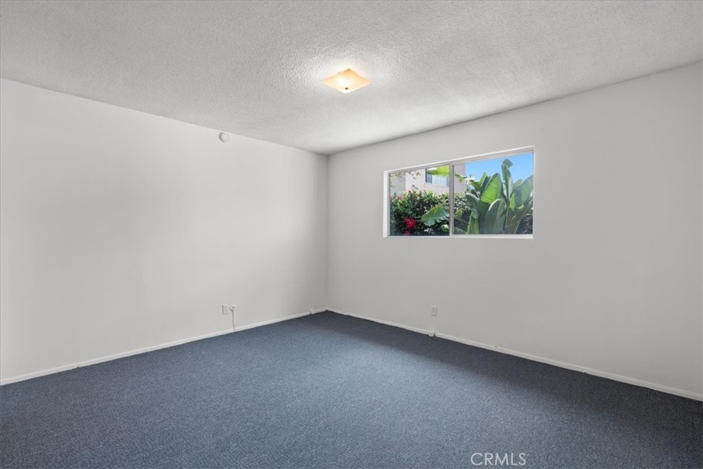https://media.crmls.org/medias/eaa76180-cec3-4802-8e6c-39019cc9a41a.jpg?preset=X-Large