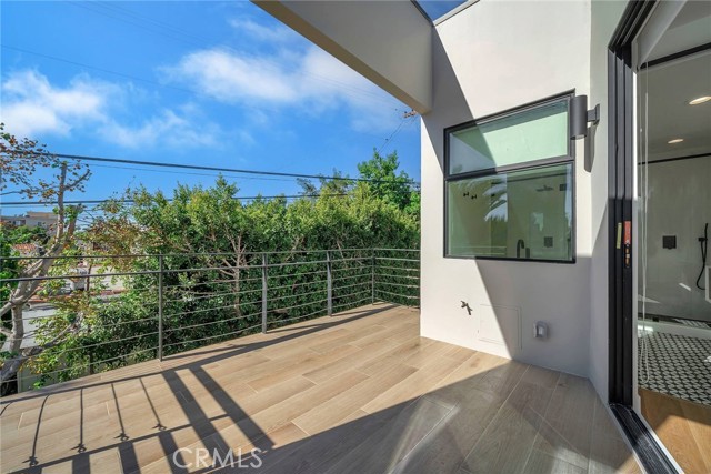 Detail Gallery Image 17 of 28 For 1531 Wellesley, Los Angeles,  CA 90025 - 4 Beds | 3 Baths