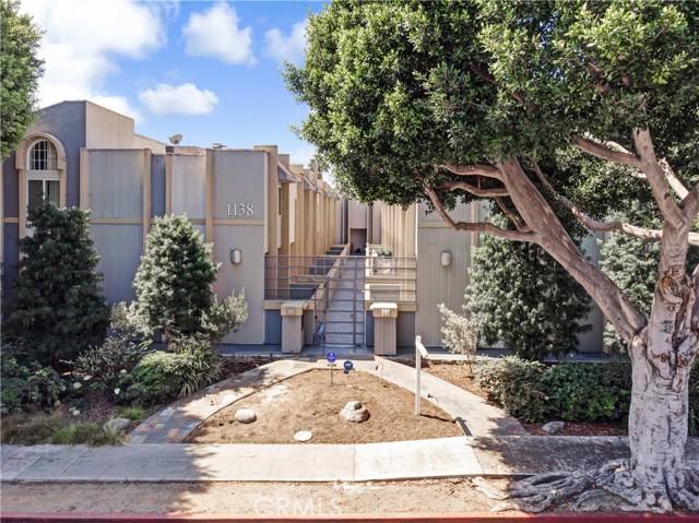 1138 20th Street 5 Santa Monica, California Phenomenal Auerbach building!, spacious townhome with 2 bedrooms plus a bonus room and 3.5 baths in desirable north of Wilshire location. Large, open living room featuring hardwood floors, high ceilings, recessed lighting, fireplace, adjoining powder room and sliding doors opening to enclosed patio. Step up to an open formal dining area overlooking the living room. Just remodeled Kitchen offers plenty of storage, a walk-in pantry and sliding doors opening to a balcony. Upstairs includes a huge master suite with vaulted ceilings, walk-in closet and adjoining new upgraded full master bath with high ceilings, double sinks and skylight. Additional upstairs bedroom includes its own updated bathroom. Large downstairs bedroom suite with wet bar and 3/4 bath, it can be used as a separate suite or office area. 2 car side by side parking with direct entrance to unit. New appliances. Large laundry room with storage. Central heat and A/C. Fantastic Close to shops on Montana, restaurants, Whole Foods & Douglas Park. Award Winning Santa Monica Schools and Franklin Elementary. HOA includes water, earthquake insurance. Fabulous value!