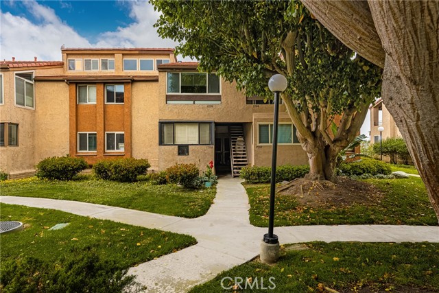 17110 Bluewater Lane, Huntington Beach CA: https://media.crmls.org/medias/eaab3ff7-e499-4e26-abce-daa66db6ace6.jpg