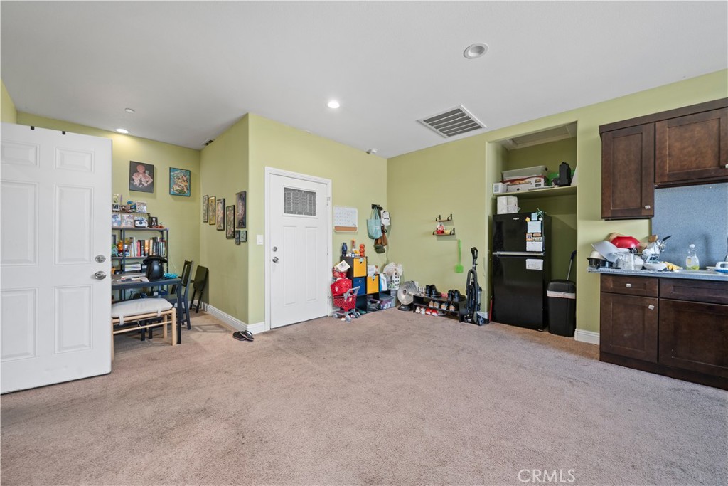 https://media.crmls.org/medias/eaab6361-dfc2-4a24-a421-923d38d62e61.jpg?preset=X-Large