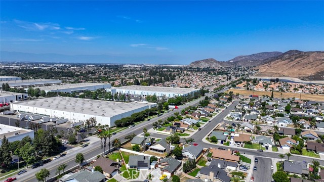 3012 Homer Circle, Jurupa Valley CA: https://media.crmls.org/medias/eaab74a8-8083-4905-baf1-9c4da07f0635.jpg