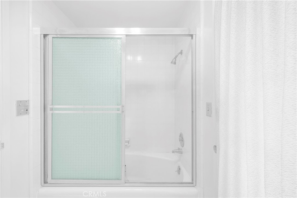 https://media.crmls.org/medias/eaac1117-5e1e-4404-8a27-cf2e4a014a29.jpg?preset=X-Large