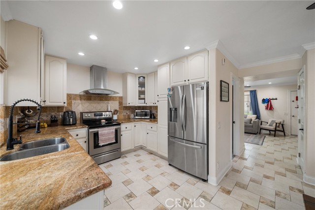 201 W Alton Ave, Santa Ana CA: https://media.crmls.org/medias/eaac4cc9-8ed1-408b-b5b9-bee418b1e270.jpg