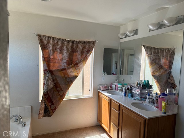 9143 Ocotillo Avenue, Hesperia CA: https://media.crmls.org/medias/eaad2423-237d-4e9f-a457-c8bc85893a8c.jpg