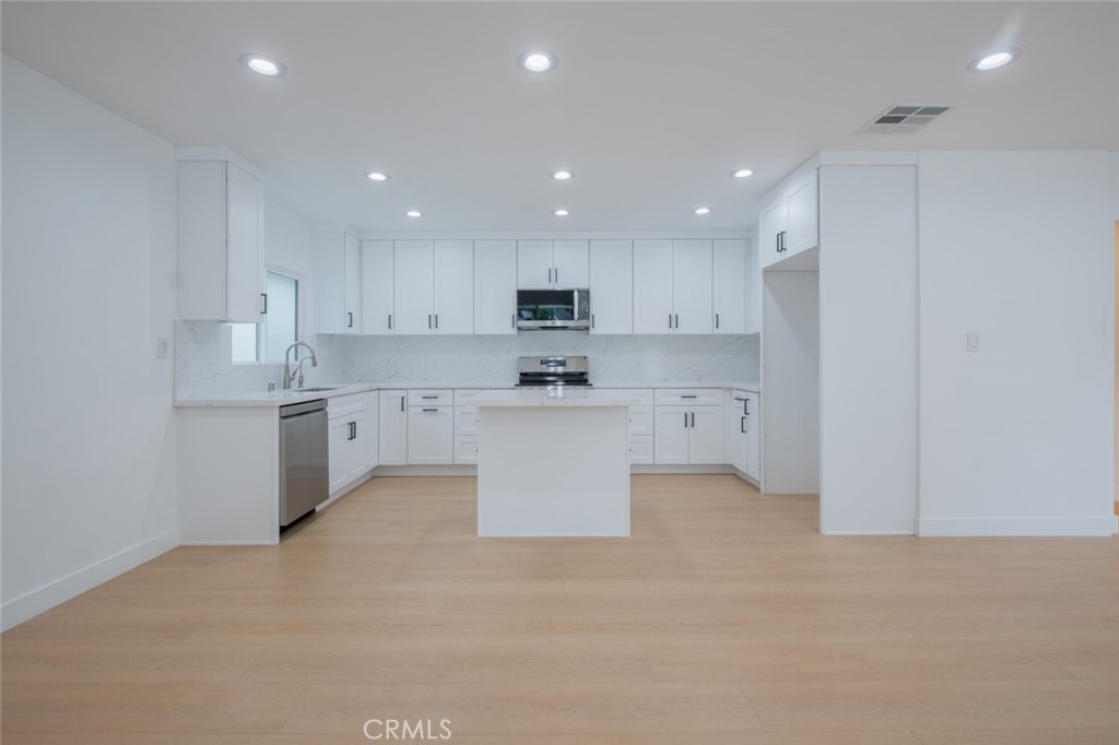 https://media.crmls.org/medias/eaae3ca4-b472-482f-b6f0-7940e59f2d2a.jpg?preset=X-Large