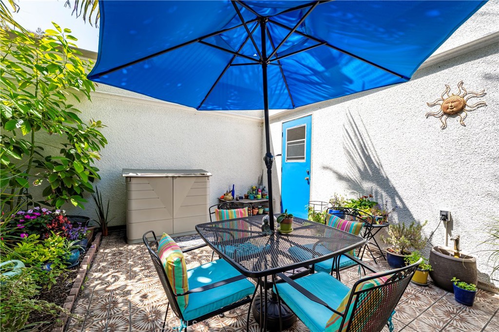 https://media.crmls.org/medias/eaaed9e5-7bdc-466d-8516-339fd4a8787c.jpg?preset=X-Large