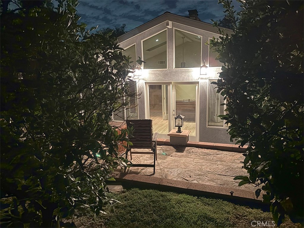 https://media.crmls.org/medias/eaaf08cf-7a46-4c98-b4dd-87b92d9396e7.jpg?preset=X-Large