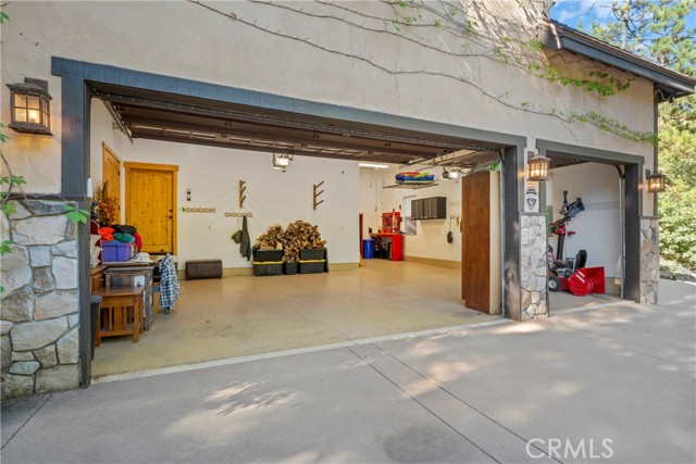 1034 Teakwood Drive, Lake Arrowhead CA: https://media.crmls.org/medias/eaaf70ba-c785-46c7-8cfe-fb6653255340.jpg