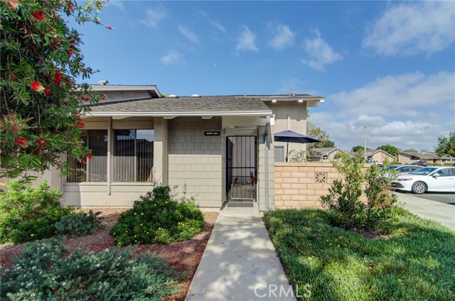 Detail Gallery Image 3 of 27 For 8565 Larkhall Cir 802c,  Huntington Beach,  CA 92646 - 2 Beds | 2 Baths