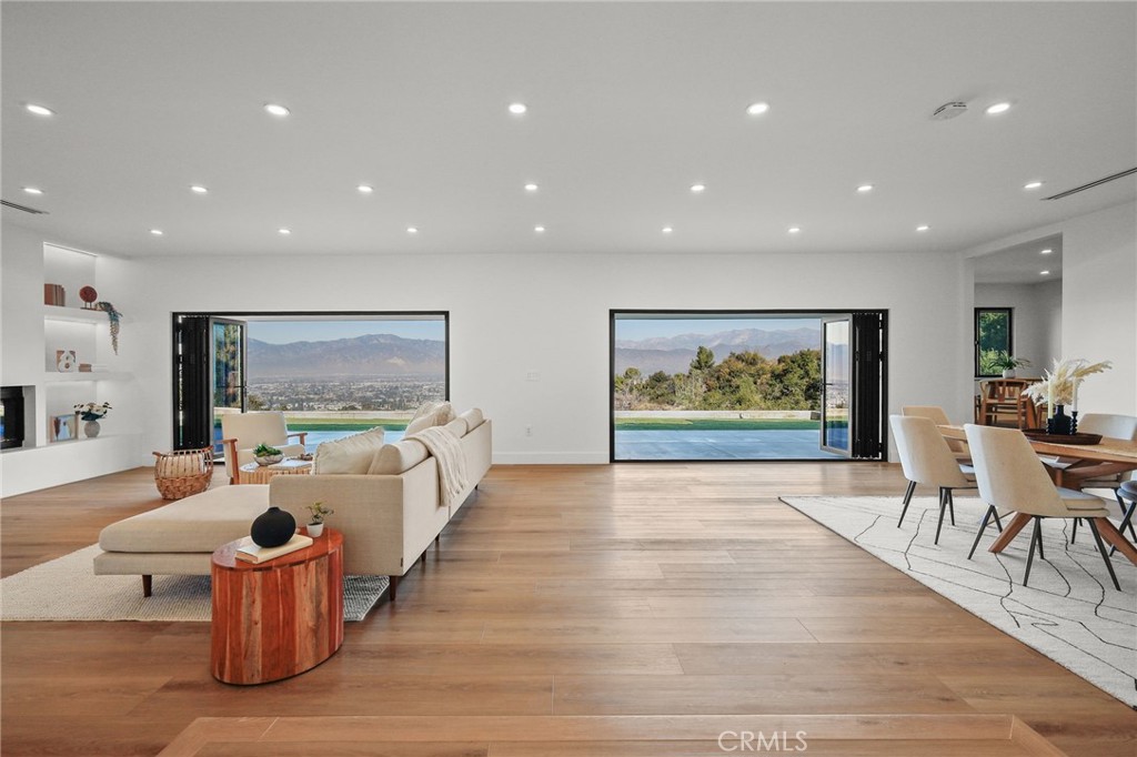 2115 E Santiago Street