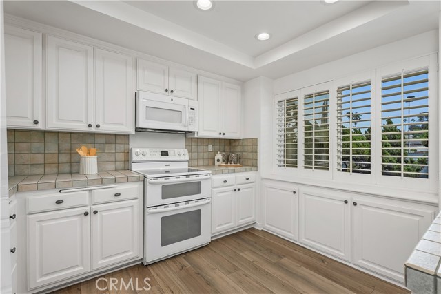 980 Palo Verde Avenue, Long Beach CA: https://media.crmls.org/medias/eab66821-d34e-4845-ae26-9fb9fcd78081.jpg