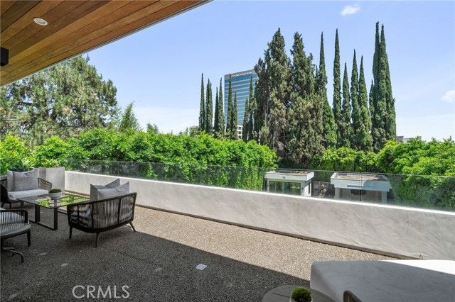 15231 Greenleaf Street, Sherman Oaks CA: https://media.crmls.org/medias/eab9bcd1-505f-44cc-8704-a10d94fb8a6a.jpg